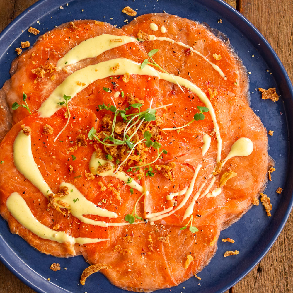 Receita de Carpaccio de salmao com mostarda e crispy de cebola